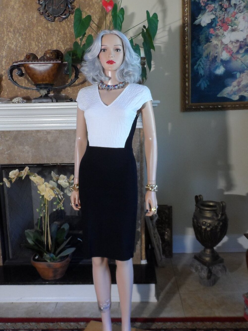 New St. John Black & White Textured Colorblock Sheath Dress Size 4